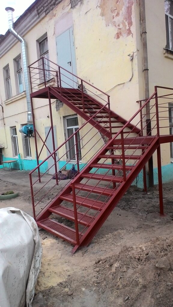 наружная лестница с двумя маршами и промежуточной площадкой