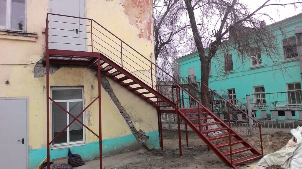 наружная маршевая эвакуационная лестница на фасаде здания