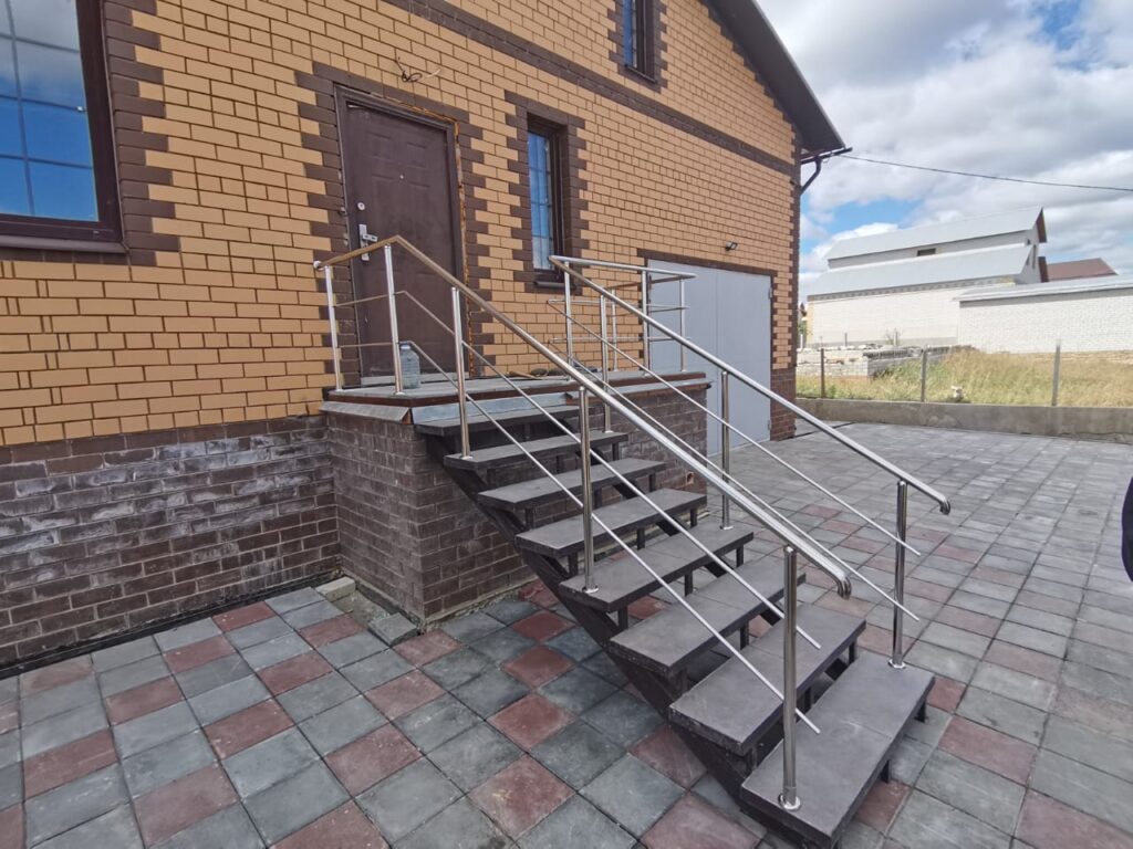 наружная лестница из нержавейки для частного дома