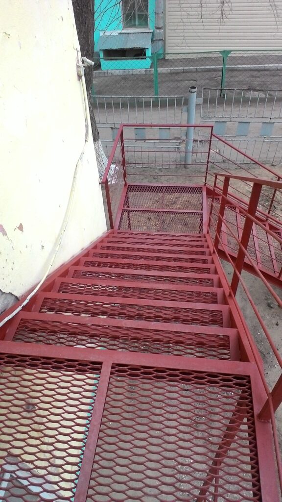 просечной настил на ступенях и площадке эвакуационной лестницы