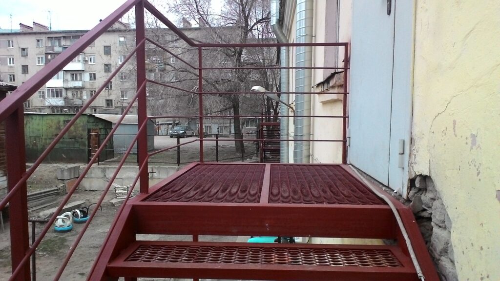 верхняя площадка и выход к двери на эвакуационной лестнице