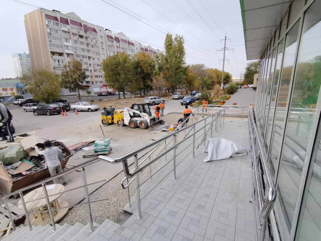 входной пандус с поручнями у общественного здания